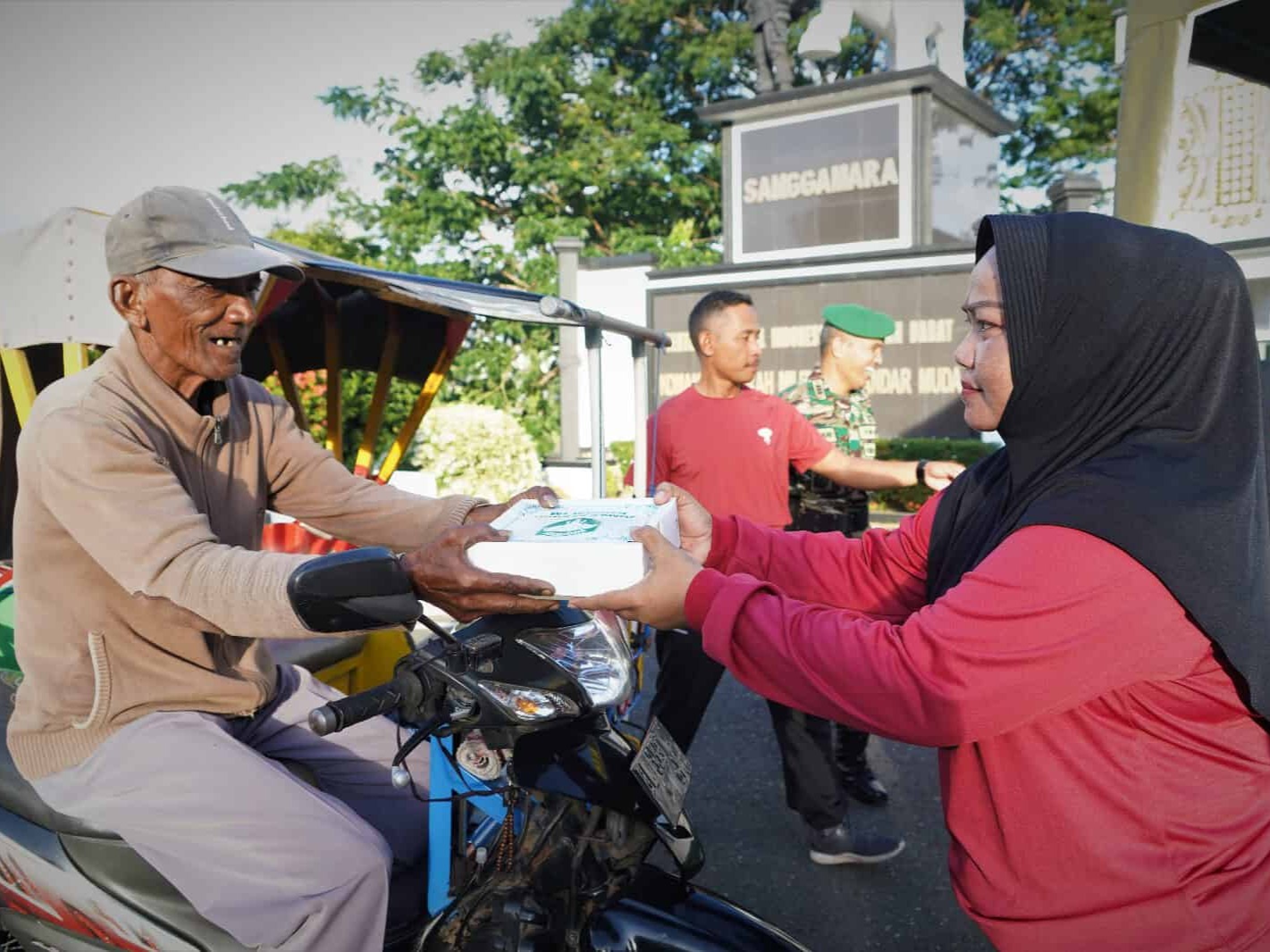 Di kawasan Ngariboyo, Re-Plated membagikan makanan siap santap kepada warga yang berprofesi sebagai pekerja serabutan dan buruh informal. Program ini membantu mereka mendapatkan makanan bergizi tanpa harus menambah beban pengeluaran rumah tangga. Upaya ini juga memastikan makanan berlebih tersalurkan kepada masyarakat yang tepat.